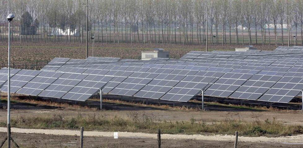 Pannelli fotovoltaici in un campo agricolo (foto di archivio)