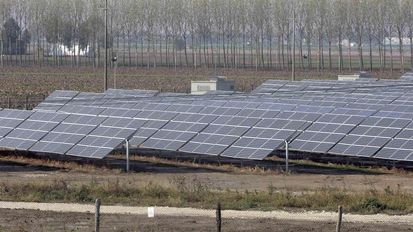 Pannelli fotovoltaici in un campo agricolo (foto di archivio)