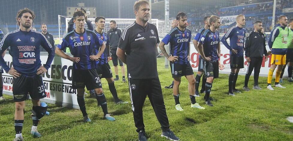 Luca D’Angelo sotto la curva coi suoi allievi dopo il ko con la Spal (foto Muzzi)