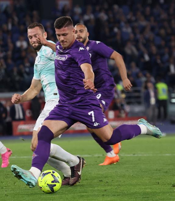 Luka Jovic in azione durante la partita con l’inter