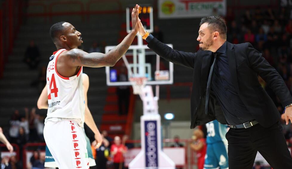 Brienza e Carl Wheatle si “danno il cinque” dopo la vittoria con Cantù