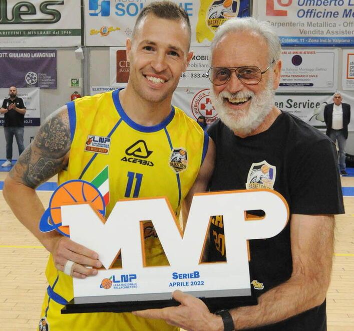 Il presidente della Solbat Ottorino Lolini con Mattia Venucci quando ad aprile 2022 fu premiato Mvp di serie B (foto Paolo Barlettani)