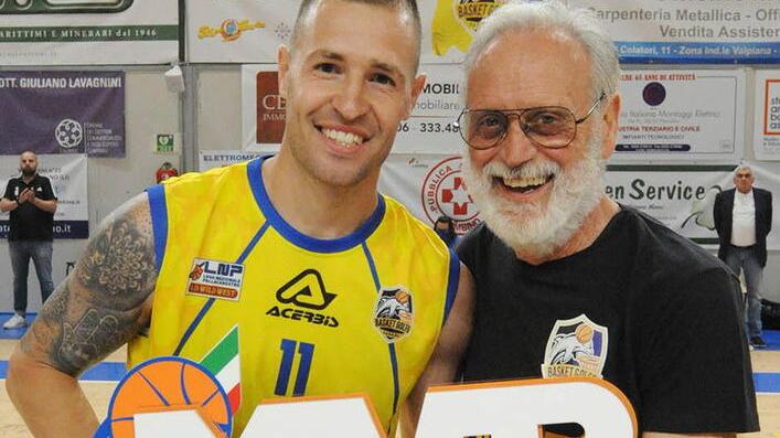 Il presidente della Solbat Ottorino Lolini con Mattia Venucci quando ad aprile 2022 fu premiato Mvp di serie B (foto Paolo Barlettani)