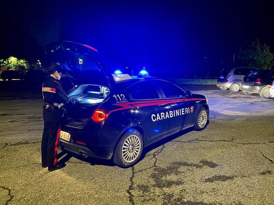 Scandiano, litigano in un locale: all’uscita vengono presi a cinghiate