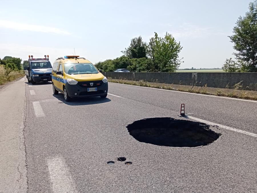 Buca di un metro sulla carreggiata: chiuso un tratto della Superstrada