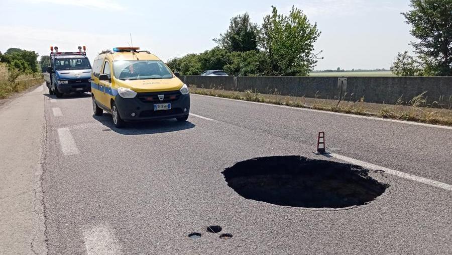 Buca di un metro sulla carreggiata: chiuso un tratto della Superstrada