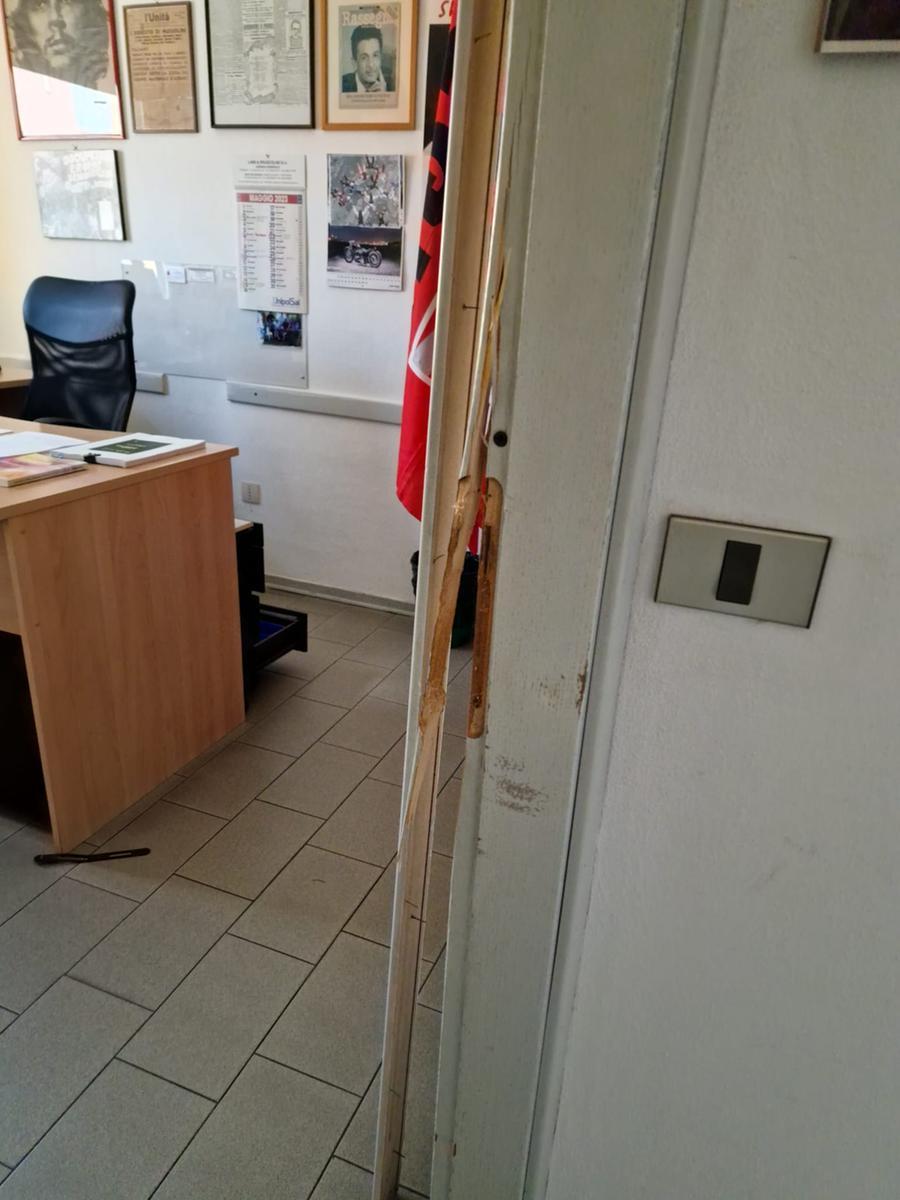 Piombino, ladri entrano nella sede Cgil e vandalizzano l’edificio