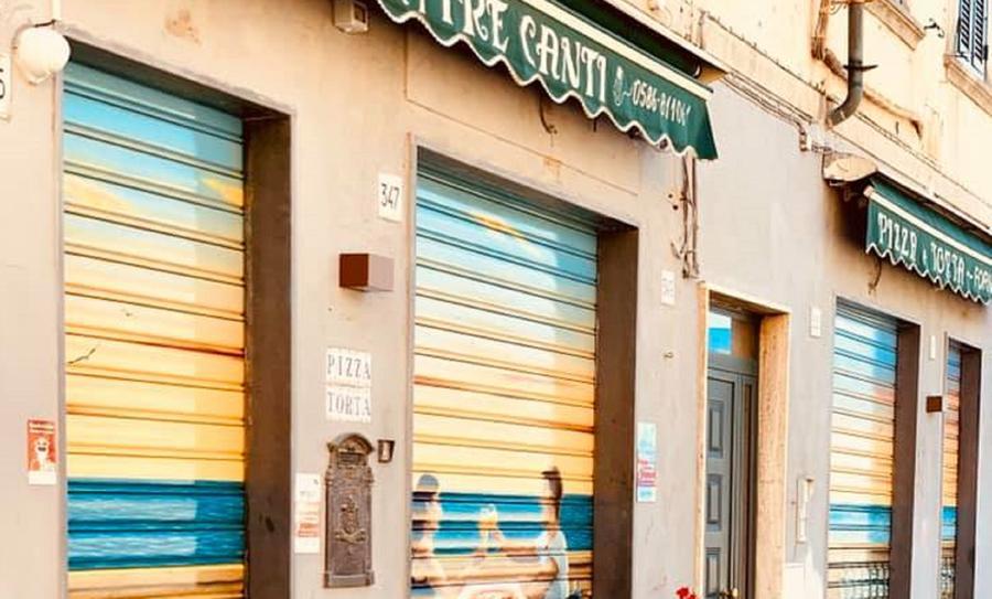 
	L'ingresso della pizzeria "I tre canti" di Mirko Bibbiani, in corso Mazzini

