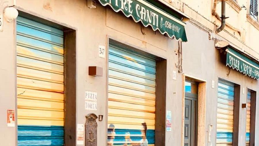 L'ingresso della pizzeria "I tre canti" di Mirko Bibbiani, in corso Mazzini