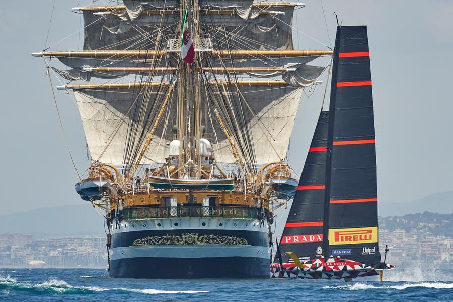 Spettacolo nel mare di Cagliari: Luna Rossa naviga a fianco dell’Amerigo Vespucci