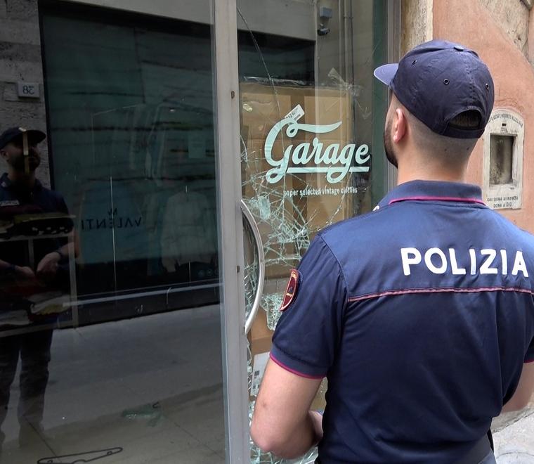 Pisa, spaccata in un negozio in Borgo: subito arrestati in Corso Italia 