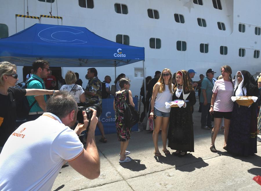 
	Foto di rito per i turisti sbarcati dalla Costa Diadema

