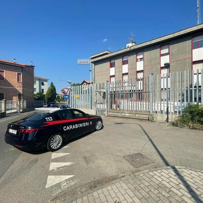 Sassuolo, sale sul traliccio per buttarsi: carabiniere la prende al volo