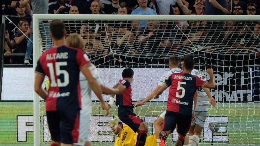 Lapadula insacca la rete dell'1-0 (foto mario rosas)