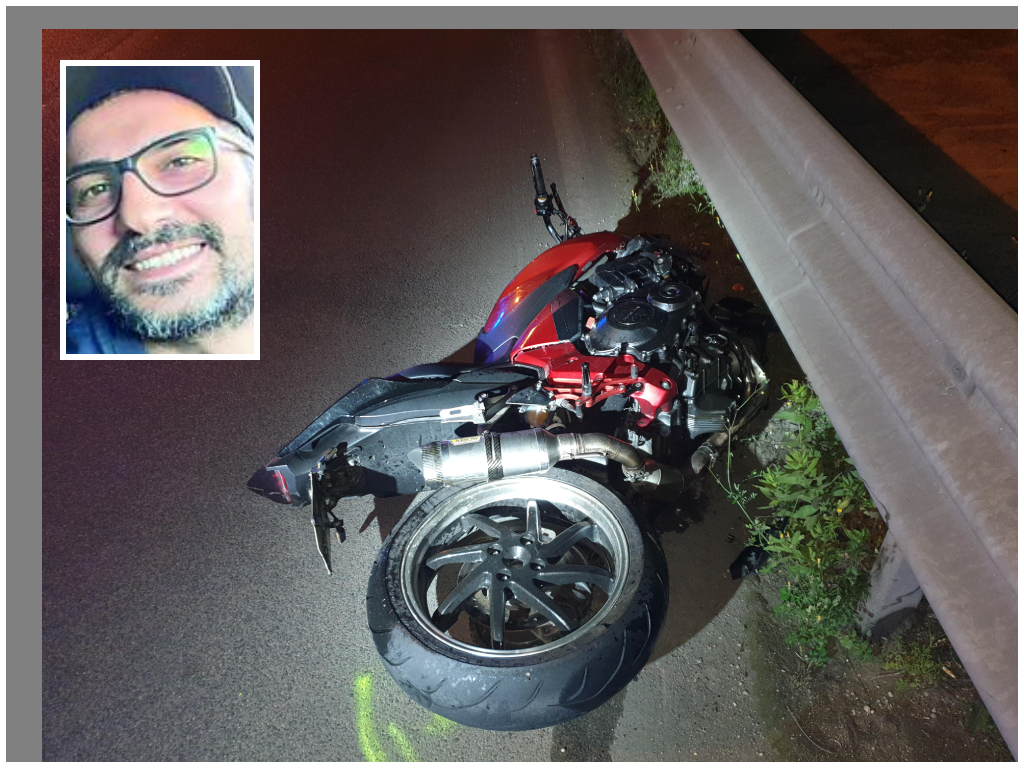Nella foto di Ivan Nuvoli la moto dopo l'incidente che è costato la vita a Gian Mario Dore, 34 anni, di Sassari (nel riquadro)