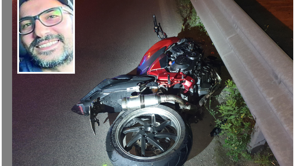 Nella foto di Ivan Nuvoli la moto dopo l'incidente che è costato la vita a Gian Mario Dore, 34 anni, di Sassari (nel riquadro)