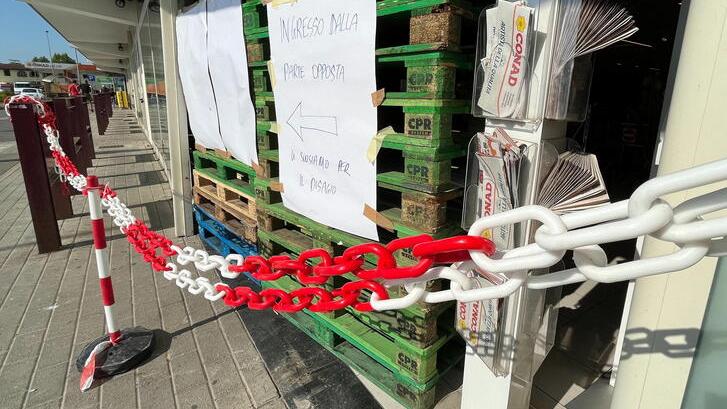 I danni provocati dal raid a La Capannina (foto Franco Silvi)