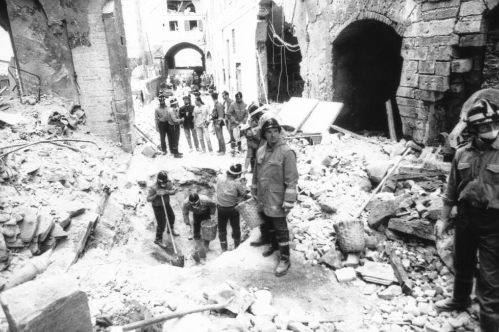 Le macerie in via dei Georgofili la mattina dopo l’attentato del 1993