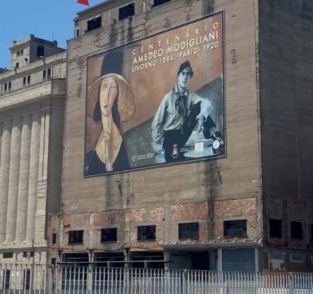 Livorno, sarà demolito il rudere del silo con la faccia di Modì al porto