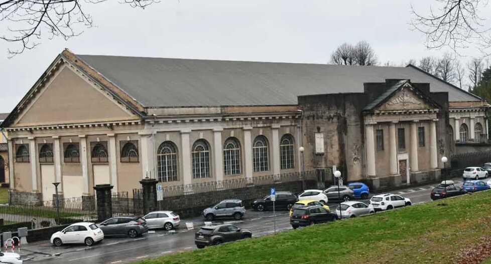 La facciata della palestra sotto le Mura