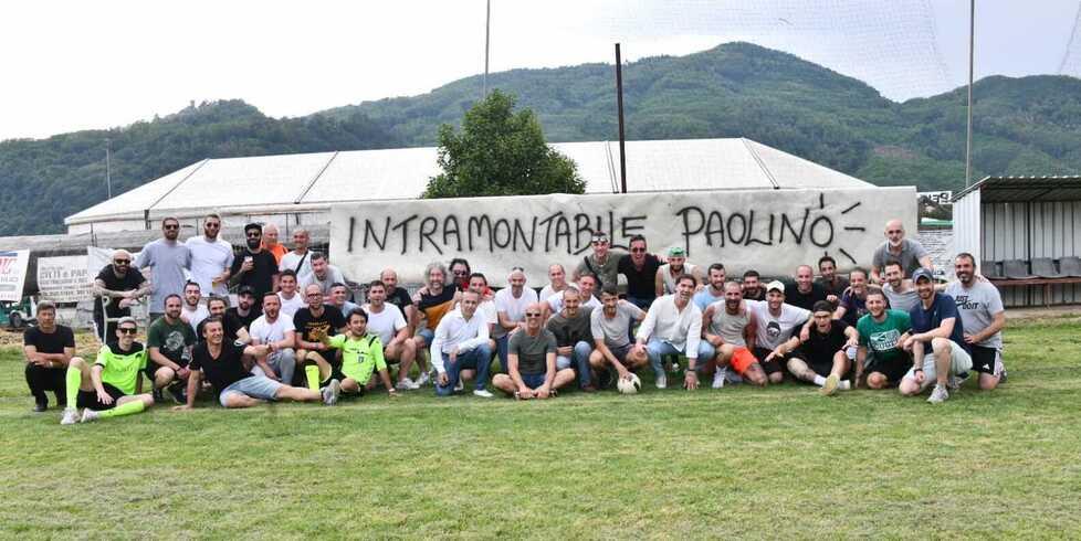 Serra circondato dagli amici che hanno organizzato la festa