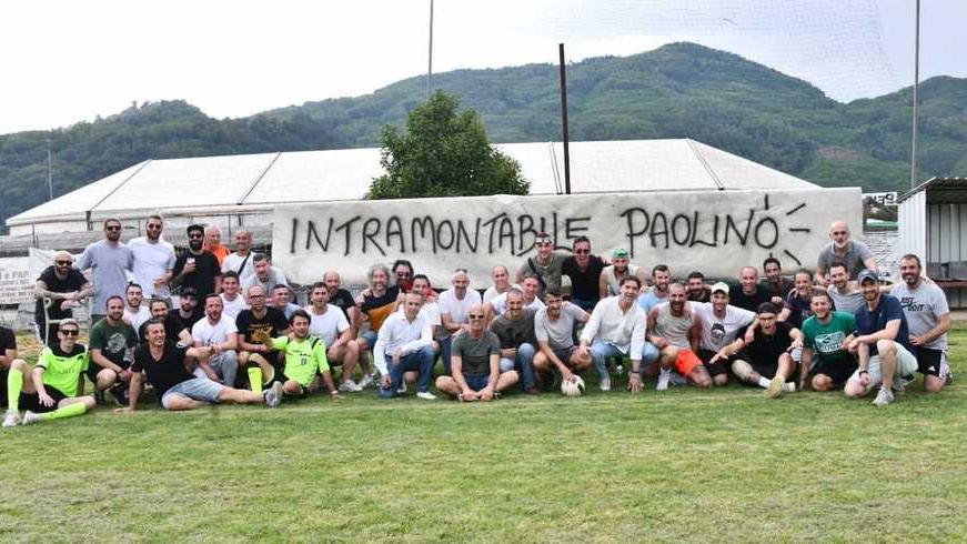Serra circondato dagli amici che hanno organizzato la festa