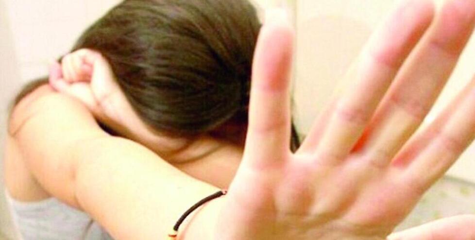 Nella foto in alto un’immagine simbolica della violenza sulle donne