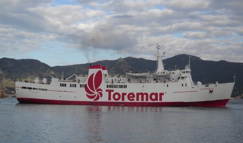 Il traghetto della compagnia Toremar Marmorica