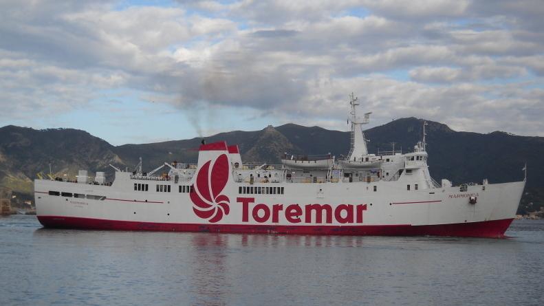 Il traghetto della compagnia Toremar Marmorica
