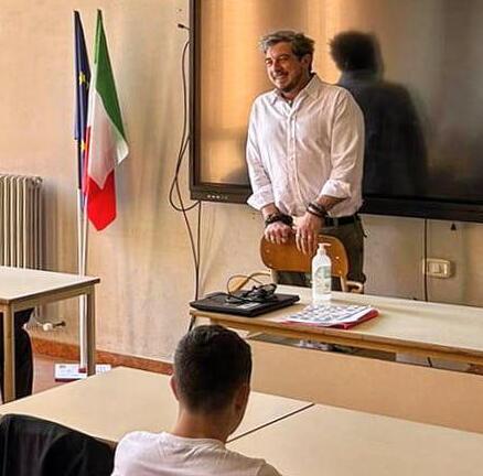 Lo showman, attore e regista Paolo Ruffini in classe alle Fermi