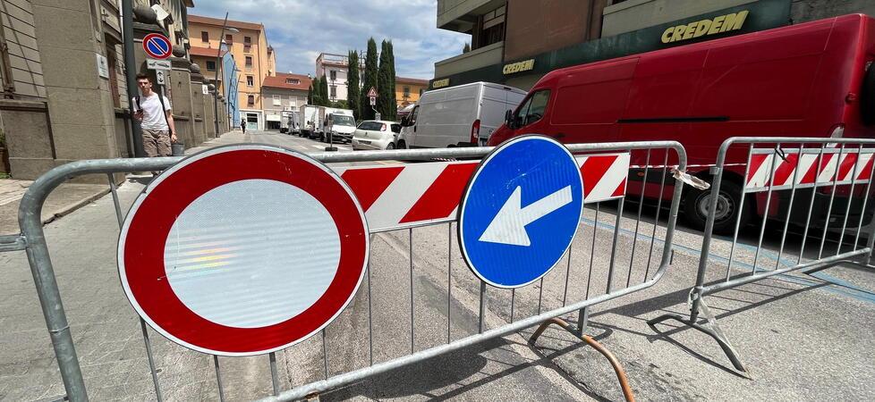 Le transenne in via Belfiore (Foto Franco Silvi)