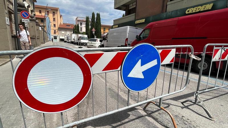 Le transenne in via Belfiore (Foto Franco Silvi)