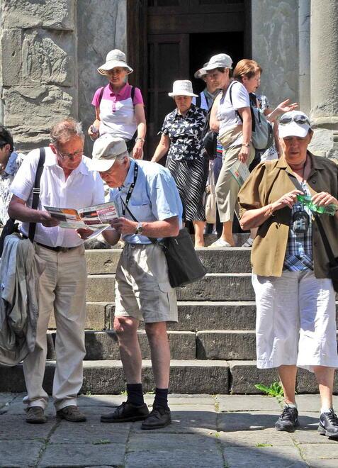 Turisti nel centro storico di Pistoia