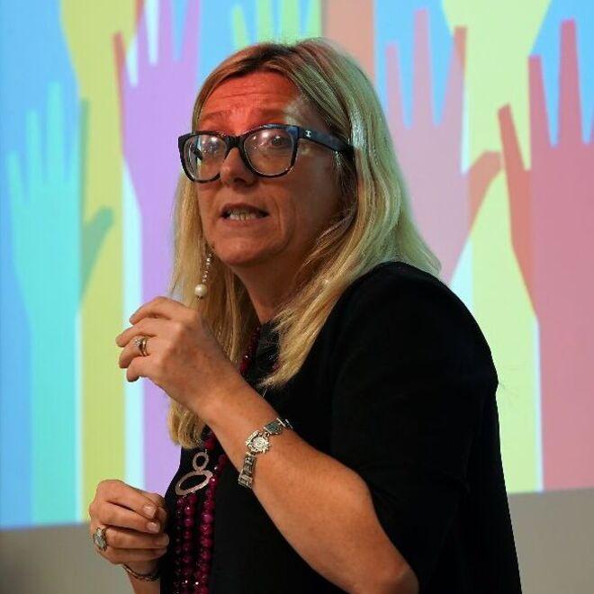Maurizio Battista contro Carrara, la sindaca Arrighi decisa: «Adesso mi aspetto le scuse alla città»