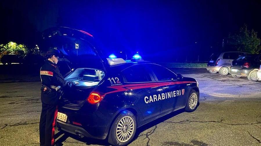 Prima importuna i clienti di un locale, poi aggredisce i carabinieri