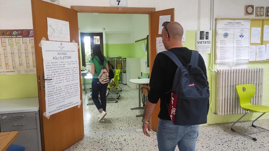 
	Elettori al seggio a Cabras

