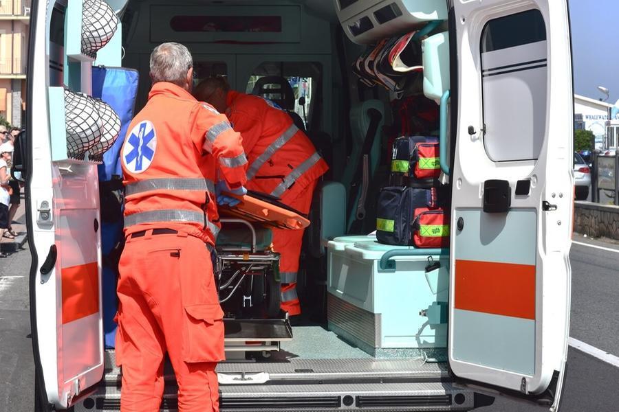 Scende dall’auto in panne sulla 4 corsie Sassari-Alghero e viene investito: 16enne grave in ospedale