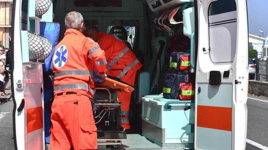 Scende dall’auto in panne sulla 4 corsie Sassari-Alghero e viene investito: 16enne grave in ospedale