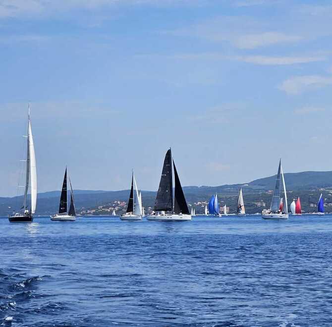 Lo spettacolo della grande vela nelle acque di Cala de’ Medici