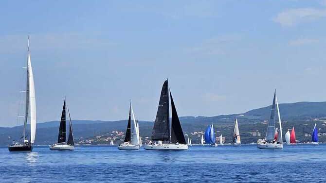 Lo spettacolo della grande vela nelle acque di Cala de’ Medici