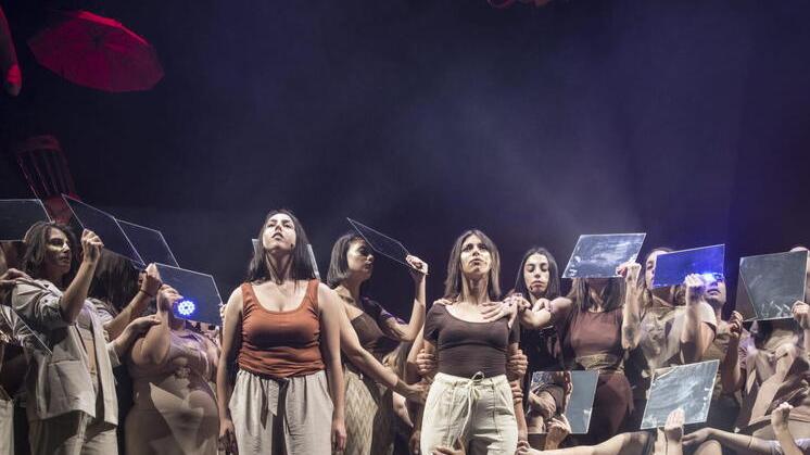Fragilità e riscatto, al Goldoni gli "Scaraventati" accarezzano l'animo e fanno il pieno di pubblico