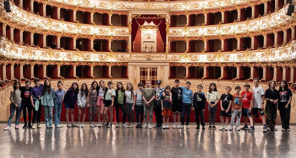 I bambini protagonisti del... sogno d’una notte sul palco del Valli