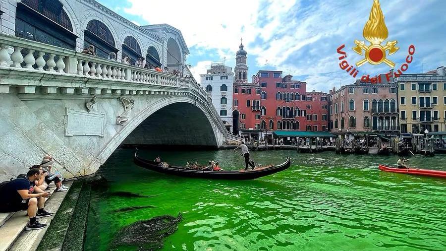 Venezia, l’acqua dei canali viene tinta di verde: ecco cos’è successo e il precedente