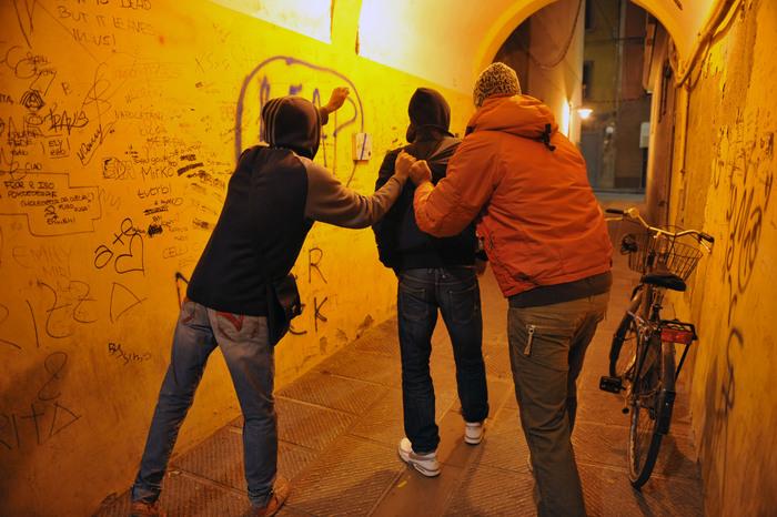 L’ondata toscana di baby violenza: rapine, colpi e pestaggi in strada