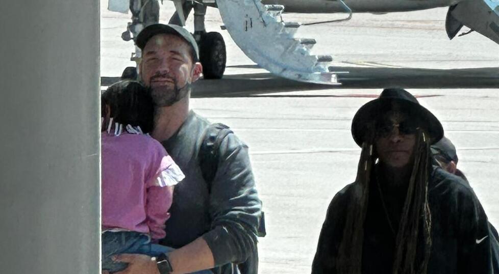 Serena Williams all'arrivo al "Costa Smeralda" con il marito e la figlioletta