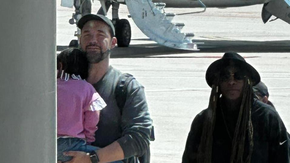 Serena Williams all'arrivo al "Costa Smeralda" con il marito e la figlioletta