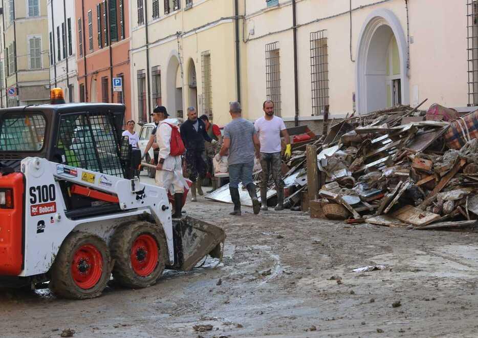 Alluvione in Romagna, a Prato si è messa in moto la macchina della solidarietà