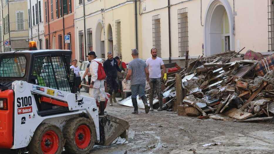 Alluvione in Romagna, a Prato si è messa in moto la macchina della solidarietà