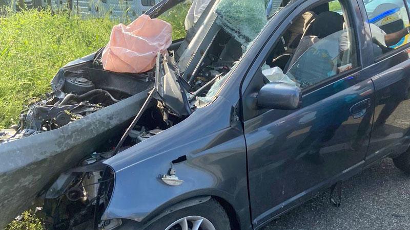 Serravalle, auto si schianta contro il guard rail: all’ospedale una donna e il suo bambino