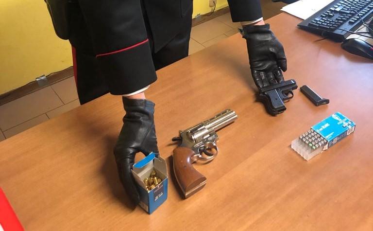 Minacce a barista e cliente con la pistola: tre persone denunciate